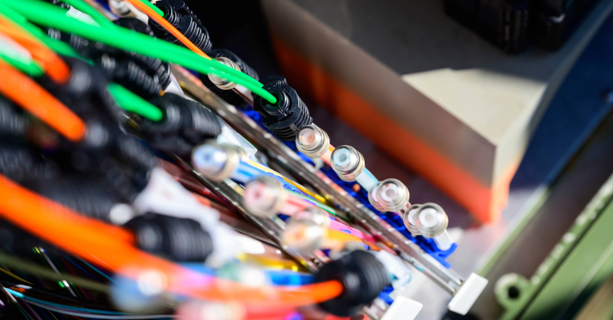 Glasfaser-Kabel im Verteiler